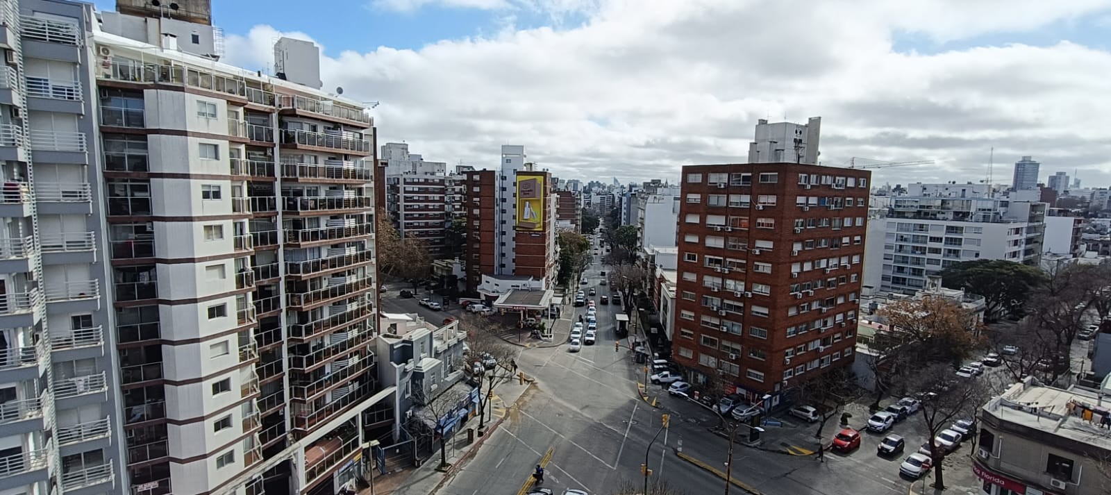 Alquiler de amplio monoambiente en Piso 9. Apto para vivienda u oficina. · Foto 1