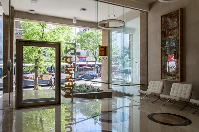 Alquiler de amplio monoambiente con terraza.Apto para vivienda u oficina.