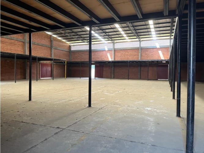 Bodega en venta en Zona Industrial, Yumbo, 2282 m² · foto 4 de 23