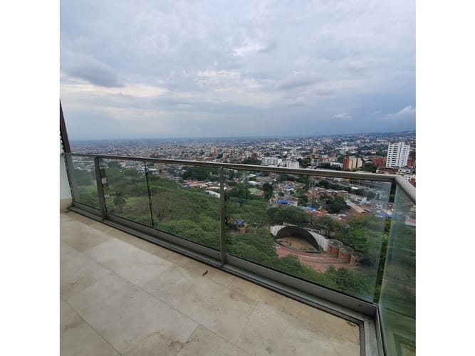 Apartamento de 4 alcobas en venta en Bellavista, Cali, 165 m² · foto 3 de 24