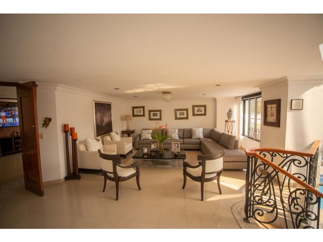Casa de 8 alcobas en venta en Ciudad Jardin, Cali, 600 m² · foto 2 de 10