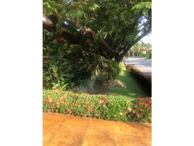 Casa de 3 alcobas en venta en El Castillo, Jamundí, 253 m² · foto 2 de 24