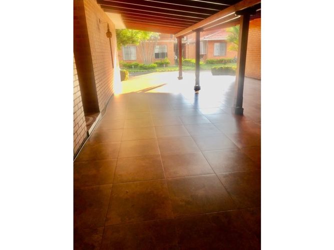 Casa de 3 alcobas en venta en El Castillo, Jamundí, 253 m² · foto 3 de 24