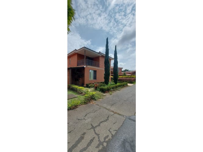 Casa de 6 alcobas en venta en El Castillo, Jamundí, 310 m² · foto 2 de 24