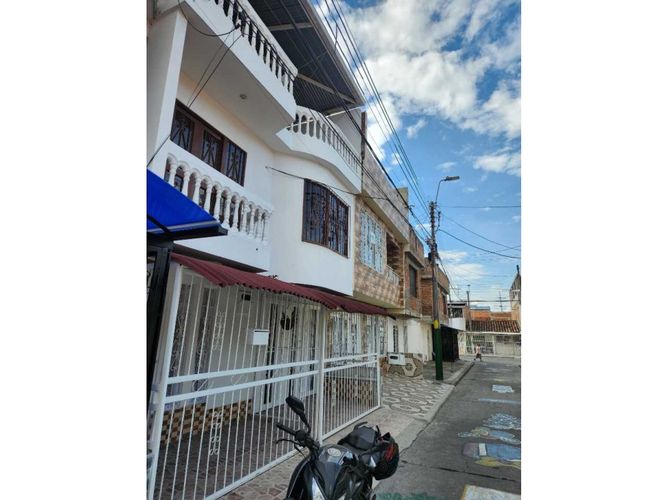 Casa de 5 alcobas en venta en Sesquicentenario, Palmira, 300 m² · foto 2 de 24