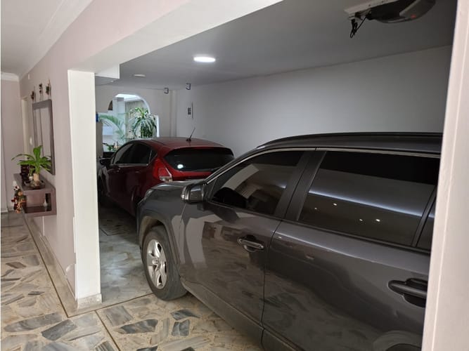 Casa de 5 alcobas en venta en Colseguros Andes, Cali, 461 m² · foto 2 de 24