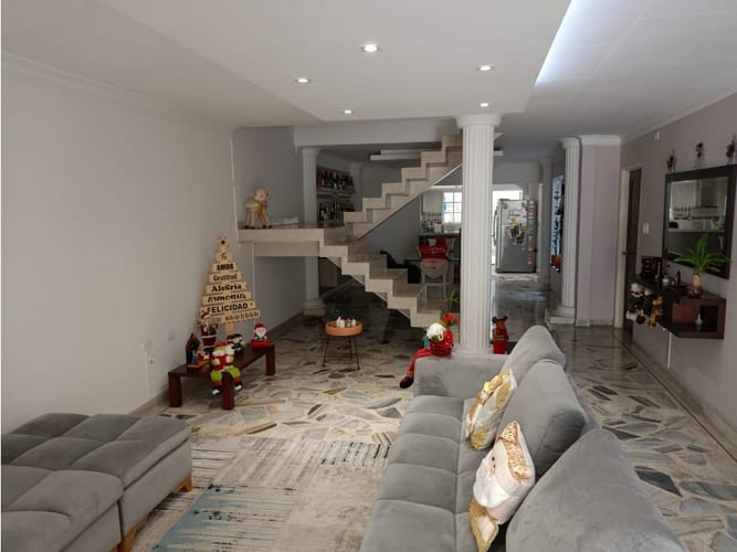 Casa de 5 alcobas en venta en Colseguros Andes, Cali, 461 m² · foto 3 de 24
