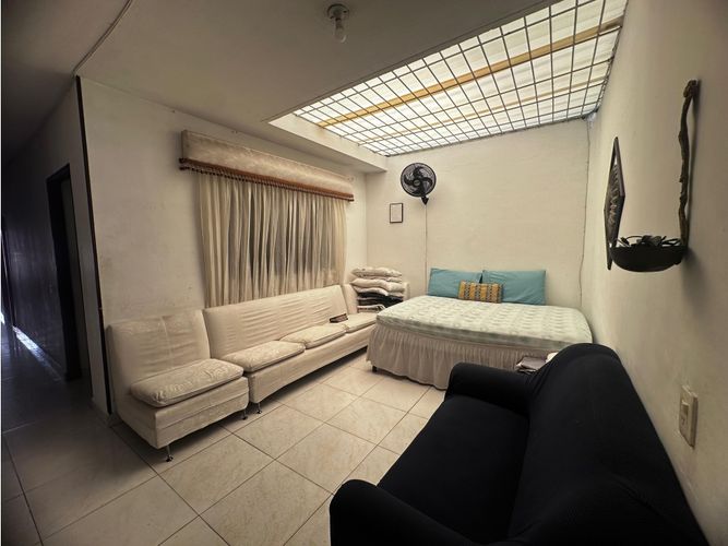 Casa de 8 alcobas en venta en Departamental, Cali, 199 m² · foto 2 de 24