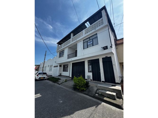 Casa de 8 alcobas en venta en Cd Palmira, Palmira, 260 m² · foto 2 de 24