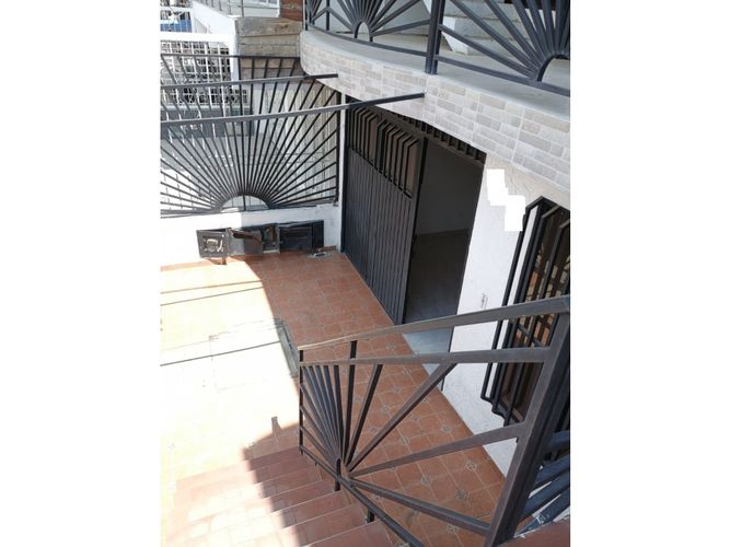 Casa de 7 alcobas en venta en San Carlos, Cali, 320 m² · foto 2 de 24