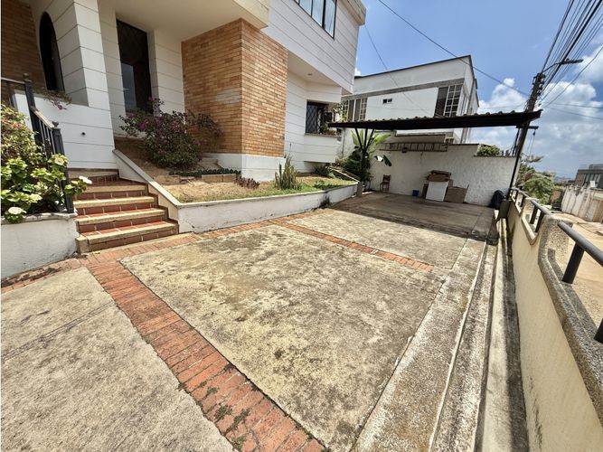 Casa de 5 alcobas en venta en Lagos Del Cacique, Bucaramanga, 503 m² · foto 3 de 20