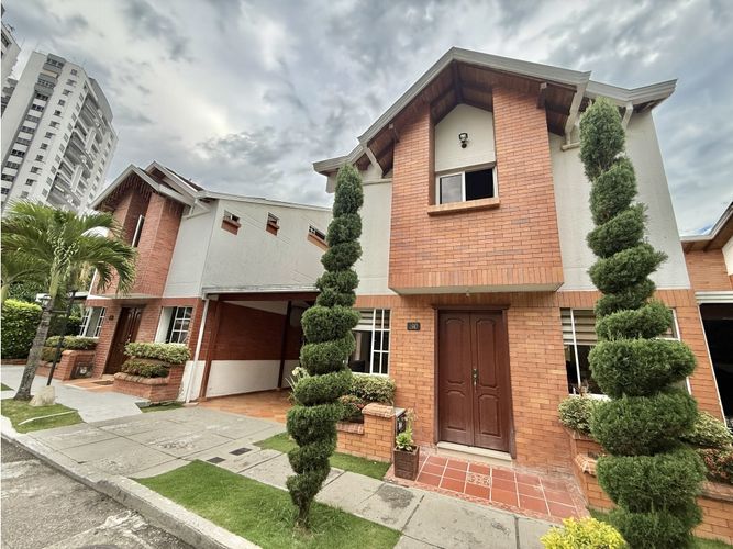 Casa de 5 alcobas en venta en Palomitas Del Progreso, Floridablanca, 296 m² · foto 2 de 20