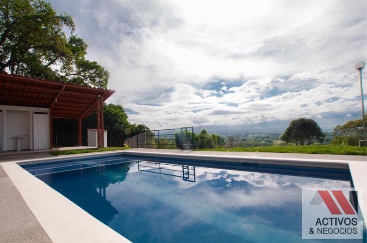 Casa de 3 alcobas en venta en La Horcona, Armenia, 252 m² · foto 2 de 24