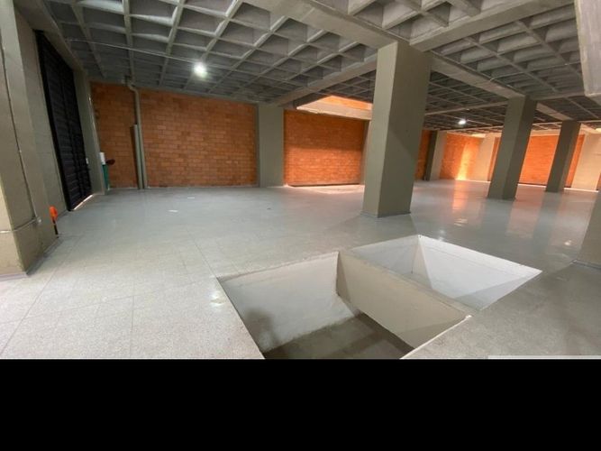 Bodega en arriendo en Perpetuo Socorro, Medellín, 3000 m² · foto 4 de 10