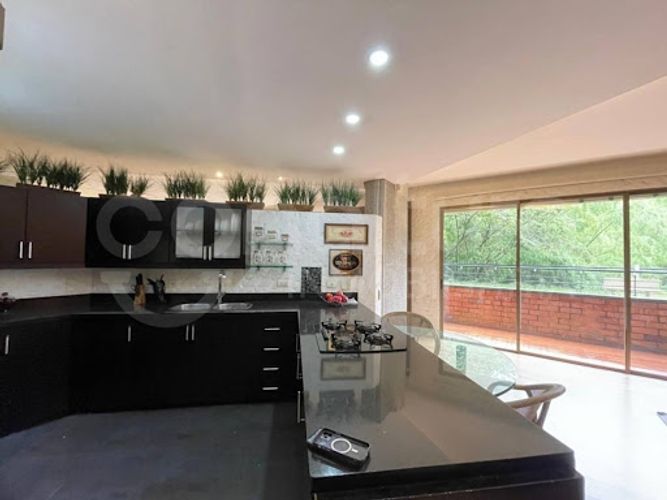 Apartaestudio en venta en Loma De San Julian, Medellín, 92 m² · foto 2 de 14