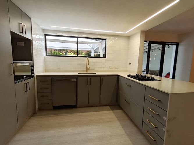 Apartamento de 3 alcobas en arriendo en El Diamante No. 2, Medellín, 175 m² · foto 2 de 18