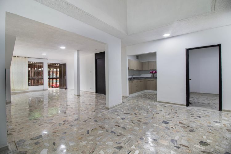 Casa de 10 alcobas en venta en Departamental, Cali, 508 m² · foto 2 de 19