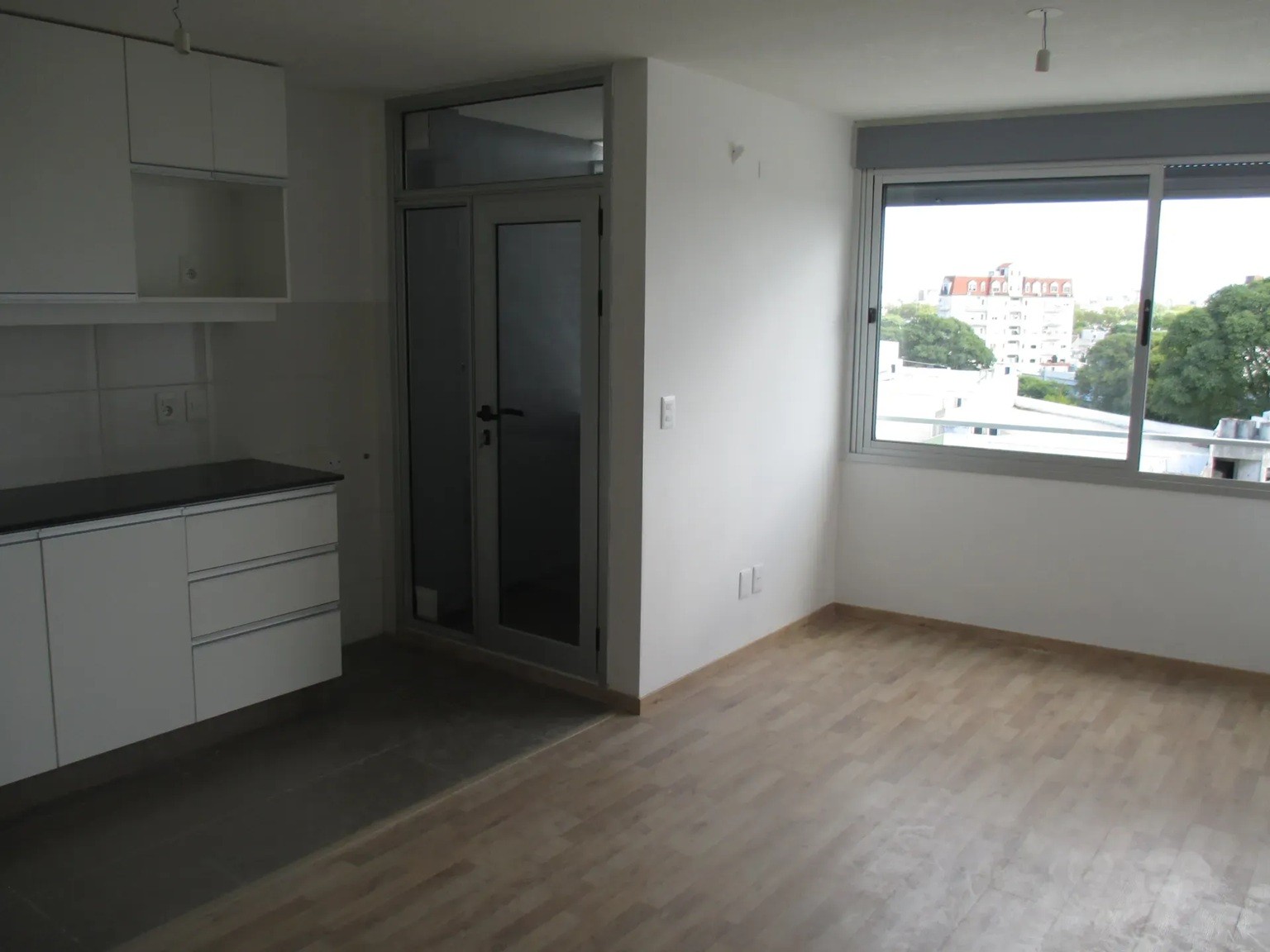 ALQUILER EN TRES CRUCES/ LA COMERCIAL, 1 DORMITORIO, PISO 5 AL FRENTE, TERRAZA LAVADERO, PORTERIA