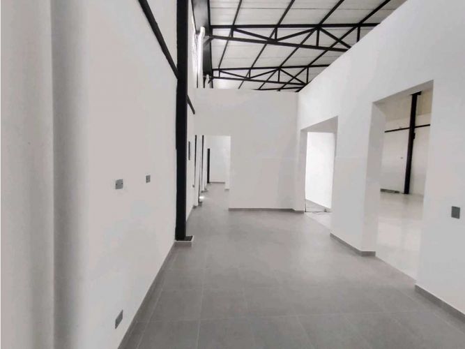Local en arriendo en Bombona No.1, Medellín, 400 m² · foto 18 de 24