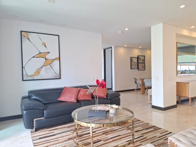 Apartamento de 2 alcobas en arriendo en El Poblado, Medellín, 130 m² · foto 3 de 20