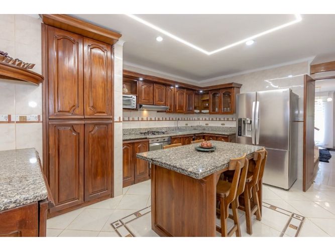 Casa de 5 alcobas en arriendo en Los Balsos, Medellín, 425 m² · foto 2 de 24