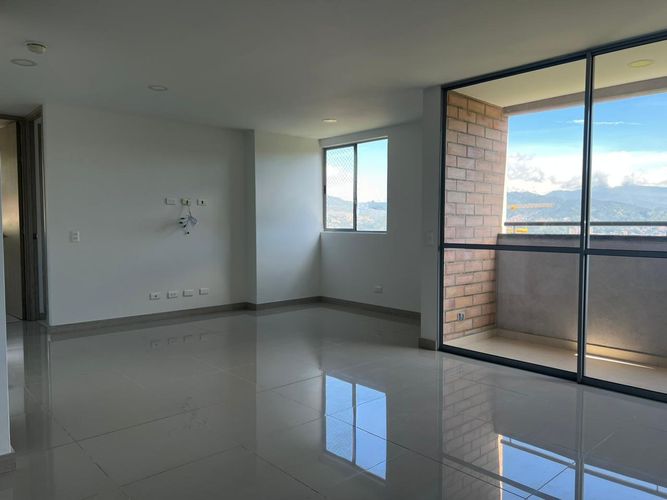 Apartamento de 2 alcobas en arriendo en Camino Verde, Envigado, 72 m² · foto 2 de 13