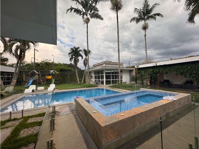 Casa de 5 alcobas en venta en Pance Bajo, Cali, 1600 m² · foto 2 de 11