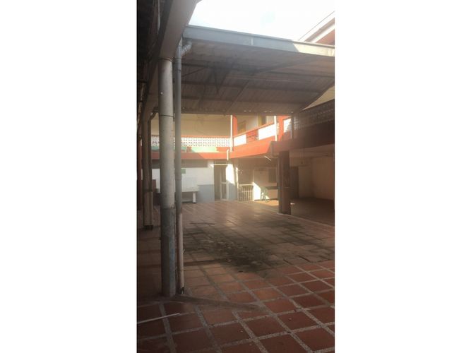 Bodega en arriendo en Santa Elena, Cali, 1600 m² · foto 2 de 24
