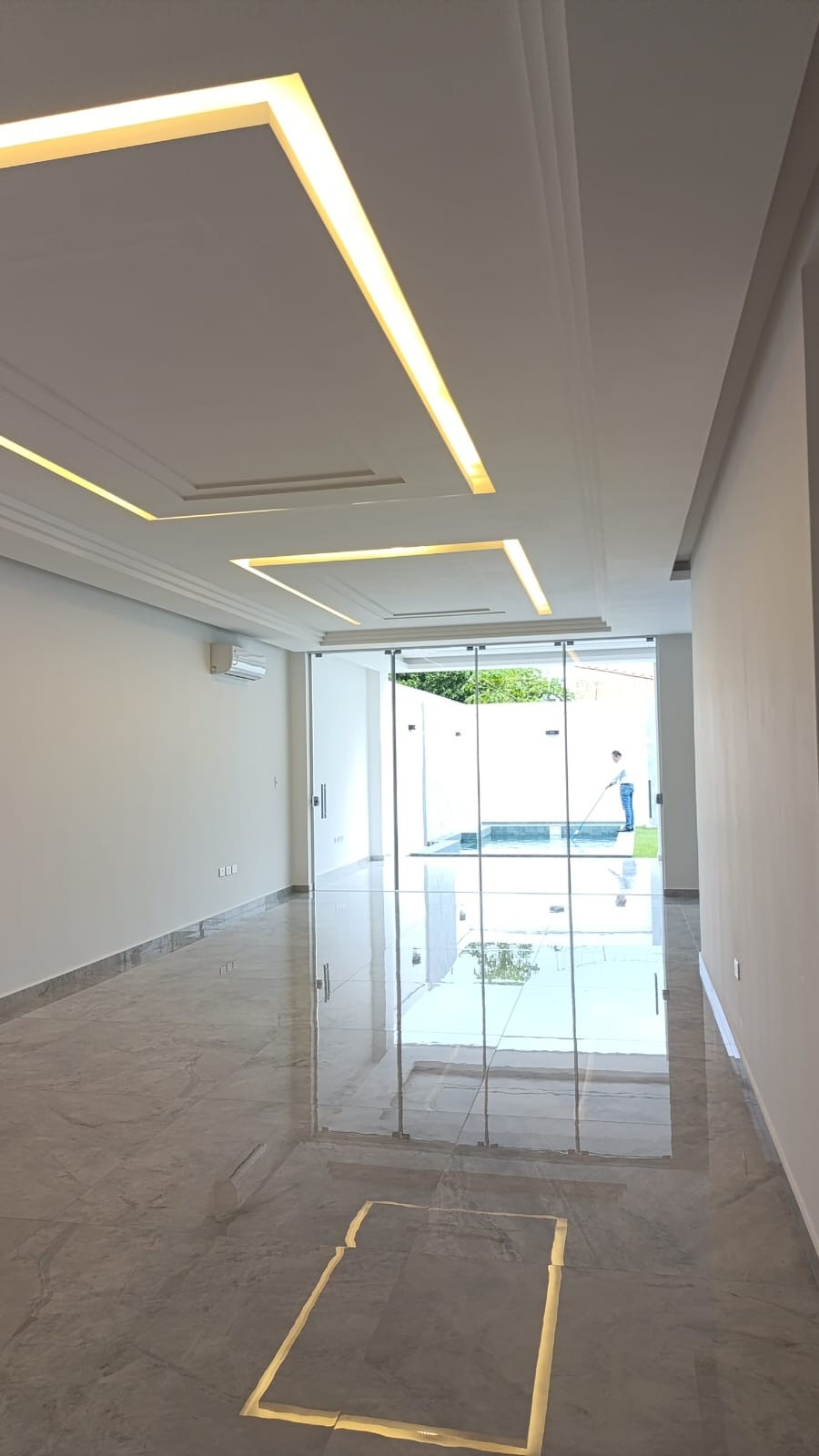 EN VENTA IMPORTANTE RESIDENCIA A ESTRENAR CON 5 SUITE — foto 2