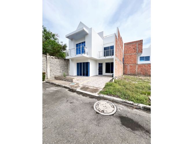 Casa de 3 alcobas en venta en Los Zipas, Girardot, 114 m² · foto 2 de 24
