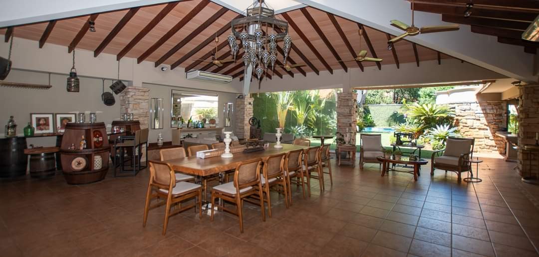 EN VENTA LUJOSA RESIDENCIA ZONA LOS LAURELES — foto 2