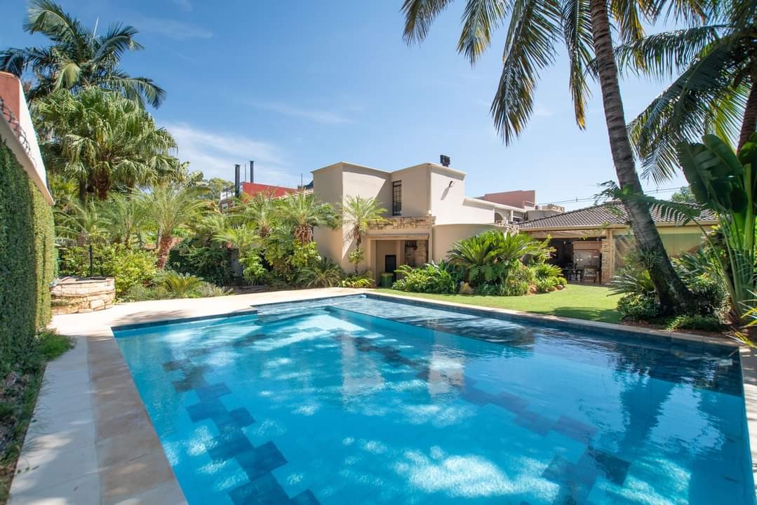 EN VENTA LUJOSA RESIDENCIA ZONA LOS LAURELES — foto 3