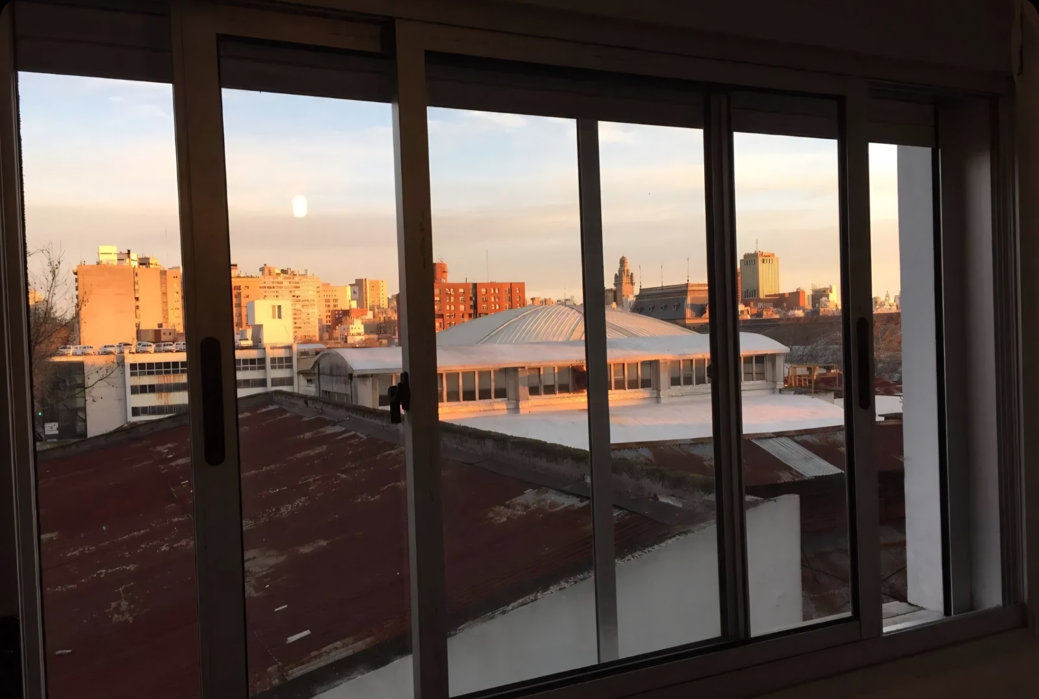 Exclusivo apartamento en alquiler: 2 dormitorios, piso 6 al frente con vistas privilegiadas, ubicado en la prestigiosa esquina de Rondeau y Nueva York.