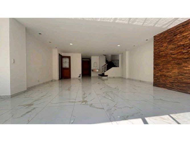 Casa de 5 alcobas en arriendo en La Pradera, Envigado, 230 m² · foto 2 de 24
