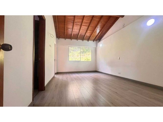 Casa de 5 alcobas en arriendo en La Pradera, Envigado, 230 m² · foto 7 de 24