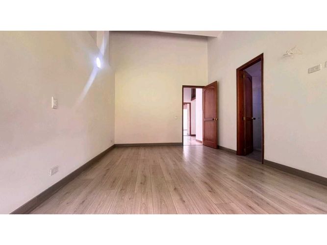 Casa de 5 alcobas en arriendo en La Pradera, Envigado, 230 m² · foto 8 de 24