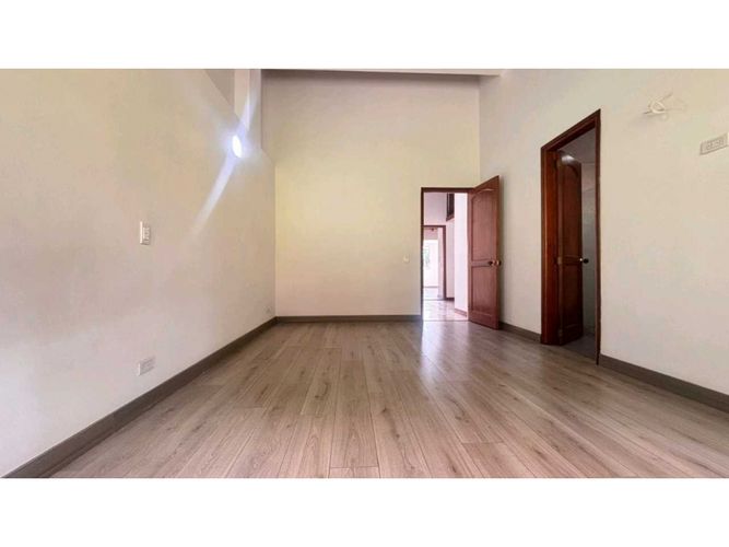 Casa de 5 alcobas en arriendo en La Pradera, Envigado, 230 m² · foto 10 de 24