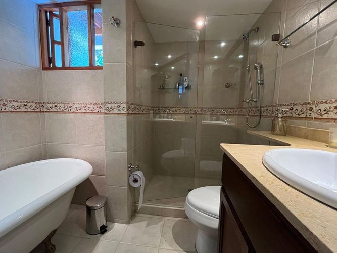 Casa de 3 alcobas en arriendo en Loma Del Escobero, Envigado, 273 m² · foto 13 de 20