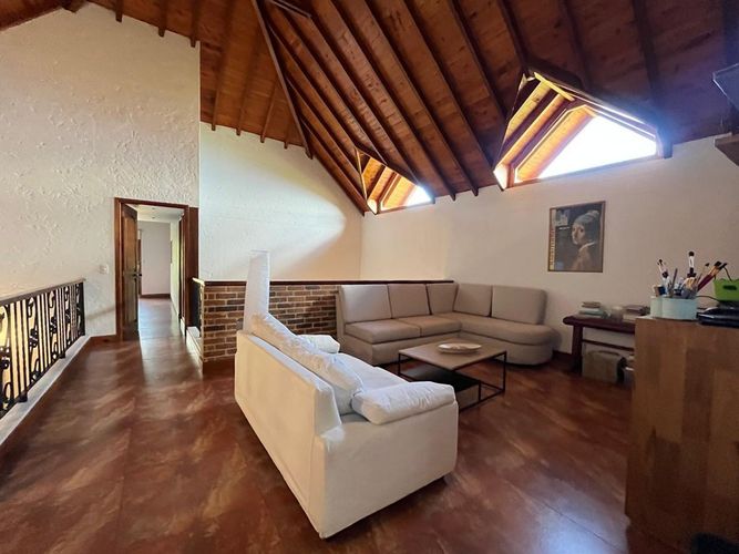 Casa de 3 alcobas en arriendo en Loma Del Escobero, Envigado, 273 m² · foto 2 de 20