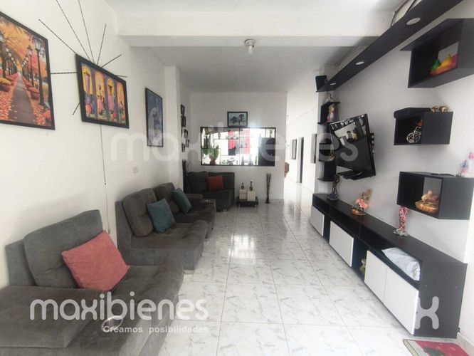 Casa de 8 alcobas en arriendo en El Salvador, Medellín, 245 m² · foto 2 de 14