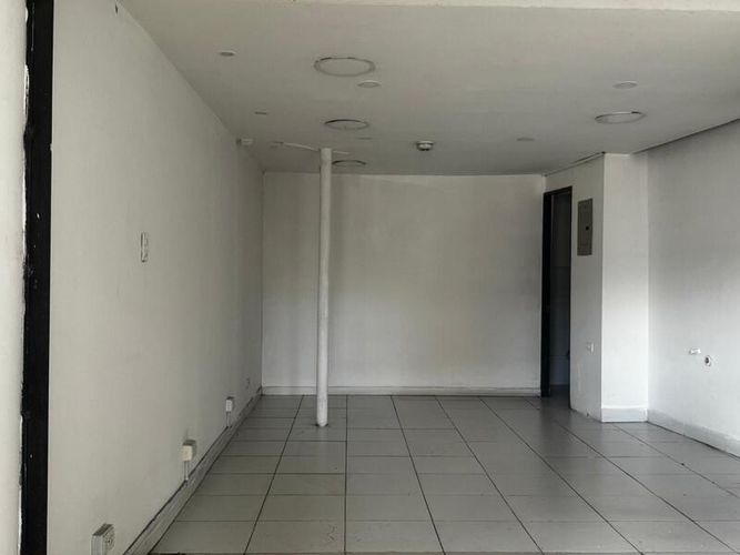 Local en arriendo en Las Acacias, Medellín, 30 m² · foto 2 de 5