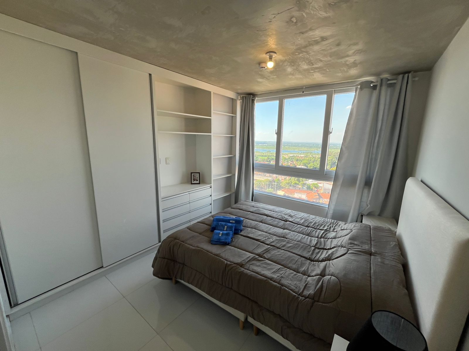 ALQUILO DEPARTAMENTO AMOBLADO DE 3 DORMITORIOS MARISCAL LOPEZ CASI BRASIL — foto 3
