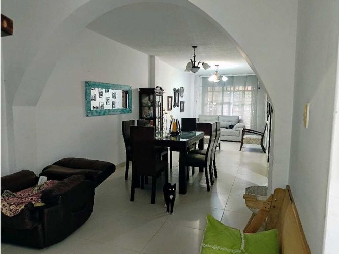 Casa de 8 alcobas en venta en Villa Del Lago, Cali, 385 m² · foto 2 de 24