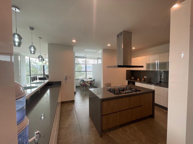 Apartamento de 3 alcobas en venta en Cerros De Suba, Bogotá, 245 m² · foto 8 de 12