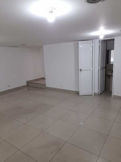 Bodega en arriendo en Manzanares, Cali, 652 m² · foto 2 de 9