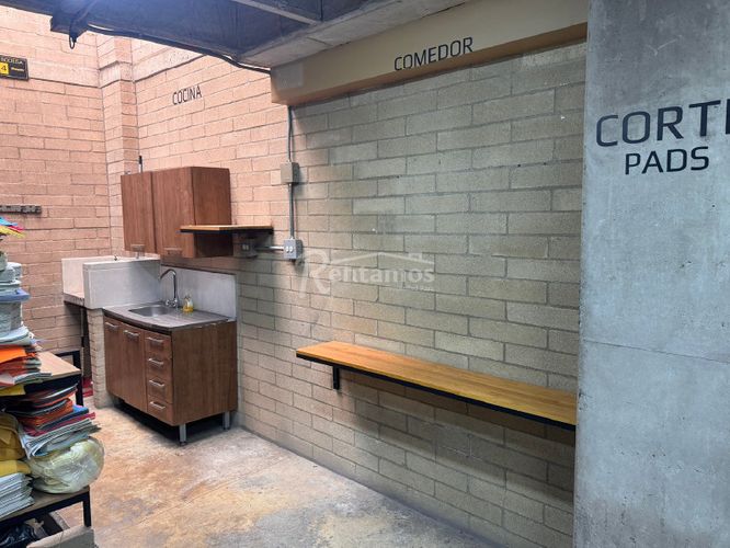 Bodega en venta en Trinidad, Medellín, 322 m² · foto 8 de 24