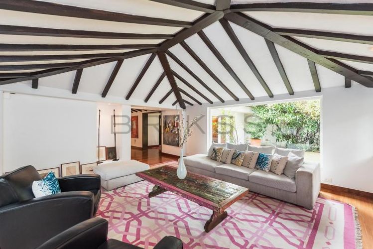 Casa de 3 alcobas en venta en Santa Barbara Alta, Bogotá, 403 m² · foto 2 de 21