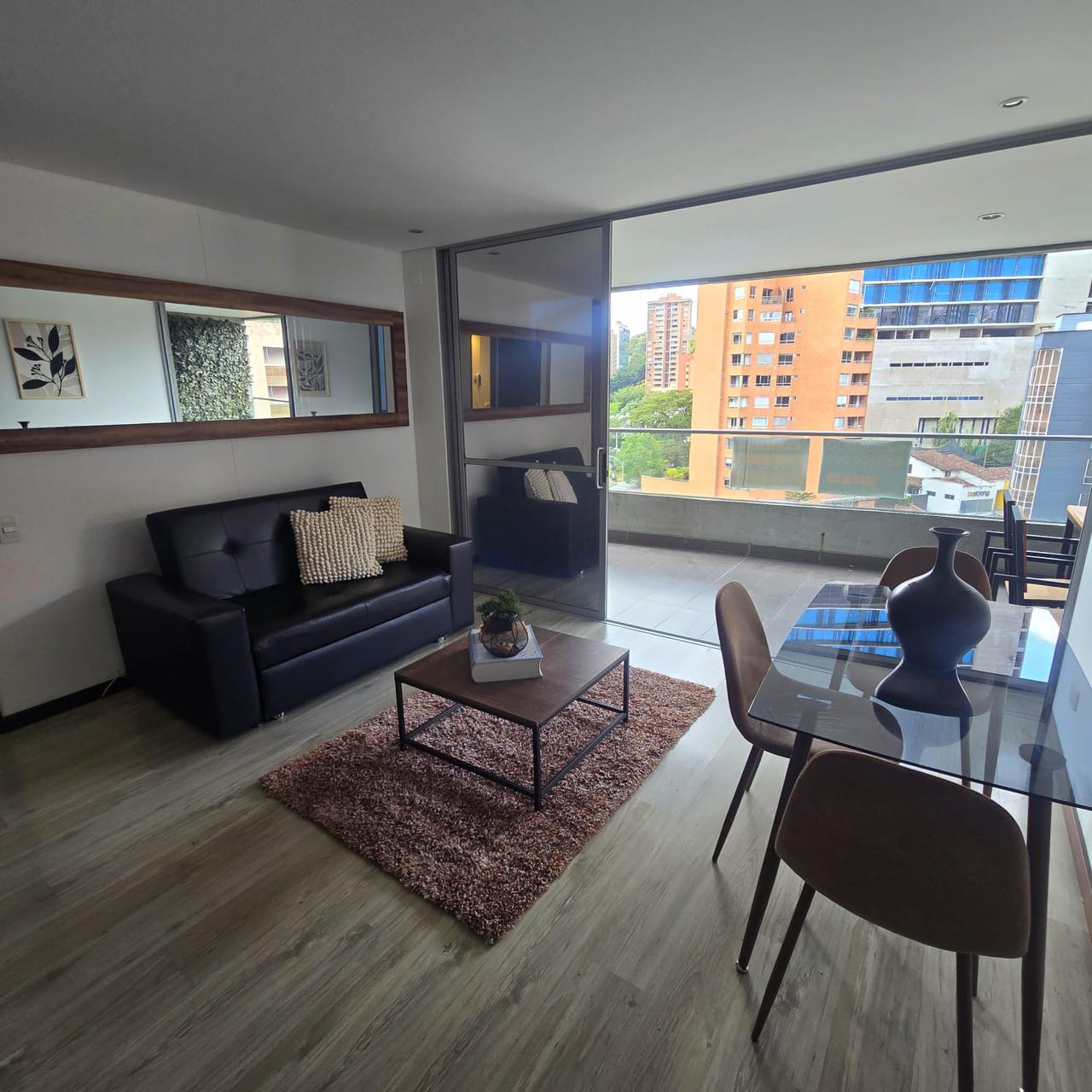 Apartamento en arriendo en Lalinde, Medellín · foto 2 de 10