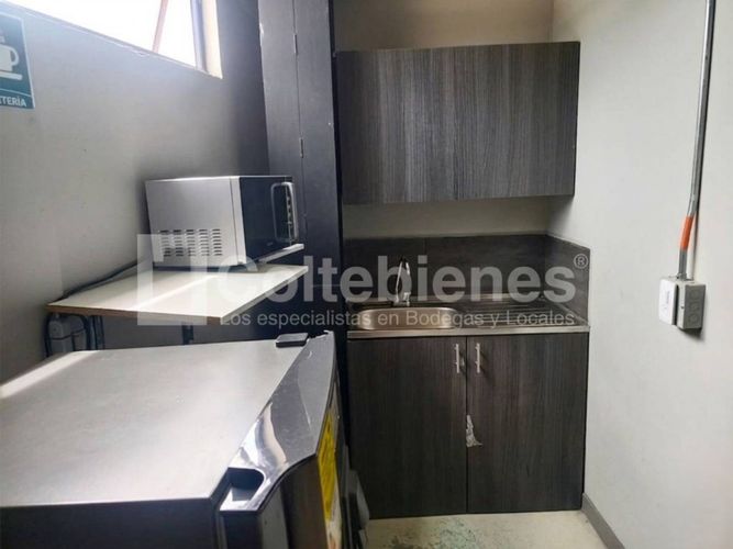 Bodega en arriendo en Campo Amor, Medellín, 90 m² · foto 2 de 11