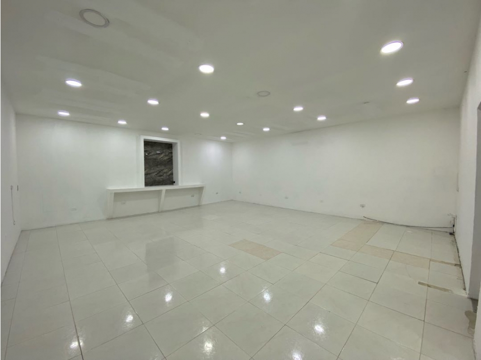 Retail space for rent in Manchester, Bello